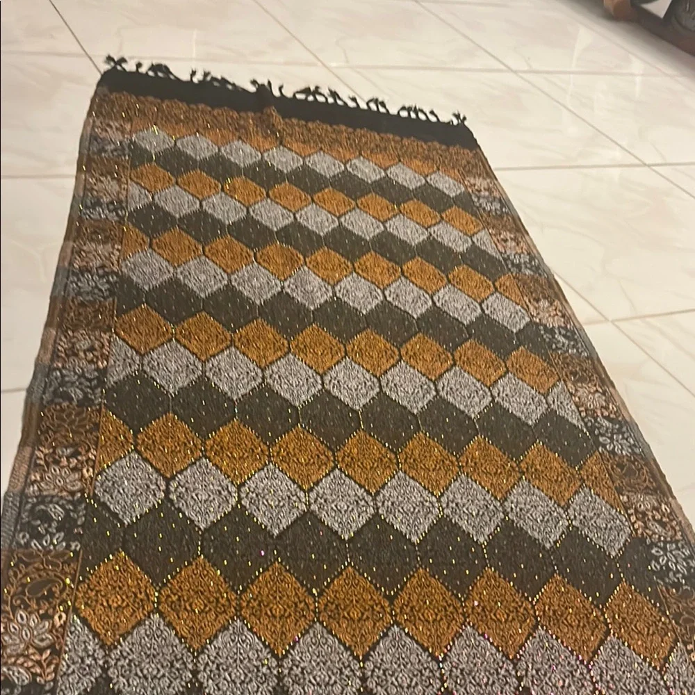 Elegant Geometric Patterned shawl or runner - Picture 9 of 10